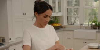 Kritik - Meghan kocht in 150'000-Franken-Outfits – und fremder Küche Kritik - Meghan kocht in 150'000-Franken-Outfits – und fremder Küche