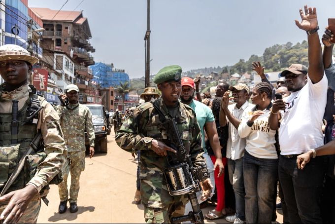 Mitglieder der Rebellentruppe M23 bei einer Kundgebung in der kongolesischen Stadt Bukavu. Rebellengruppe M23