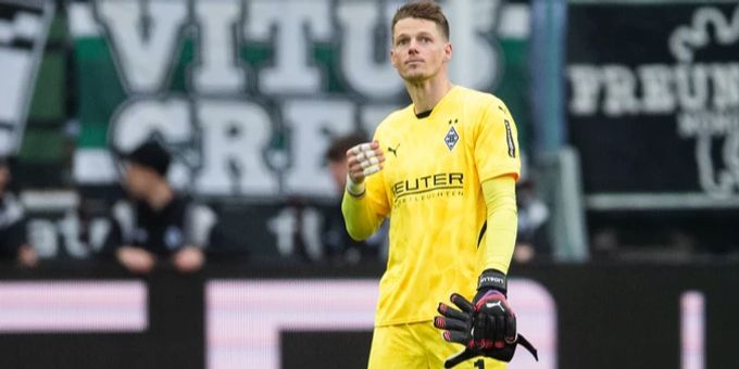 Ganz bitter: Omlin muss sich einmal mehr verletzt auswechseln lassen. Jonas Omlin Borussia Mönchengladbach