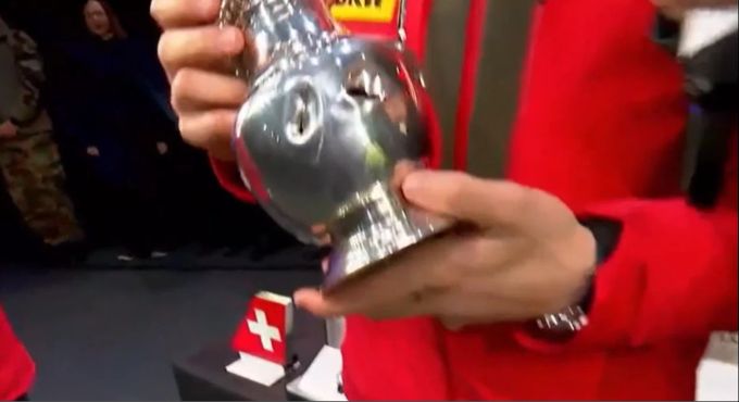 Marco Odermatt zeigt seine lädierte Zinn-Kanne. Marco Odermatt