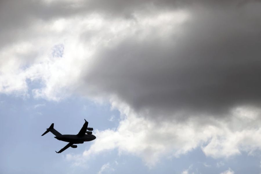 Die Trump-Regierung schiebt Migranten in Militärflugzeugen ab, hier aus Texas nach Guatemala.