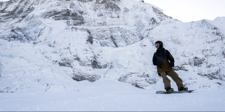 Weniger beliebt ist Snowboarden. Nur jeder fünfte ist mit nur einem Brett unterwegs.