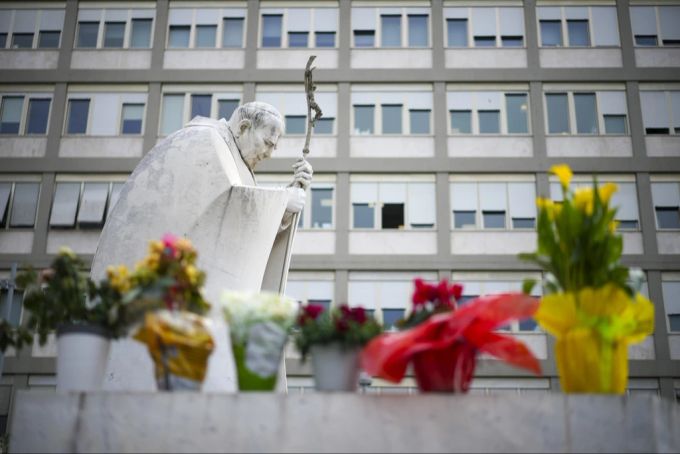 Vor dem Krankenhaus in Rom haben Gläubige Blumen für den papst niedergelegt. Papst