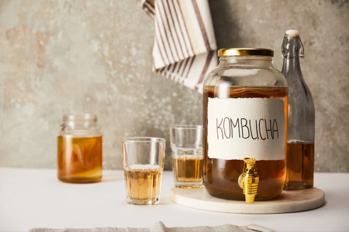 Stelle einfach Kombucha selber her – dann hast du die Kontrolle über die Inhaltsstoffe.