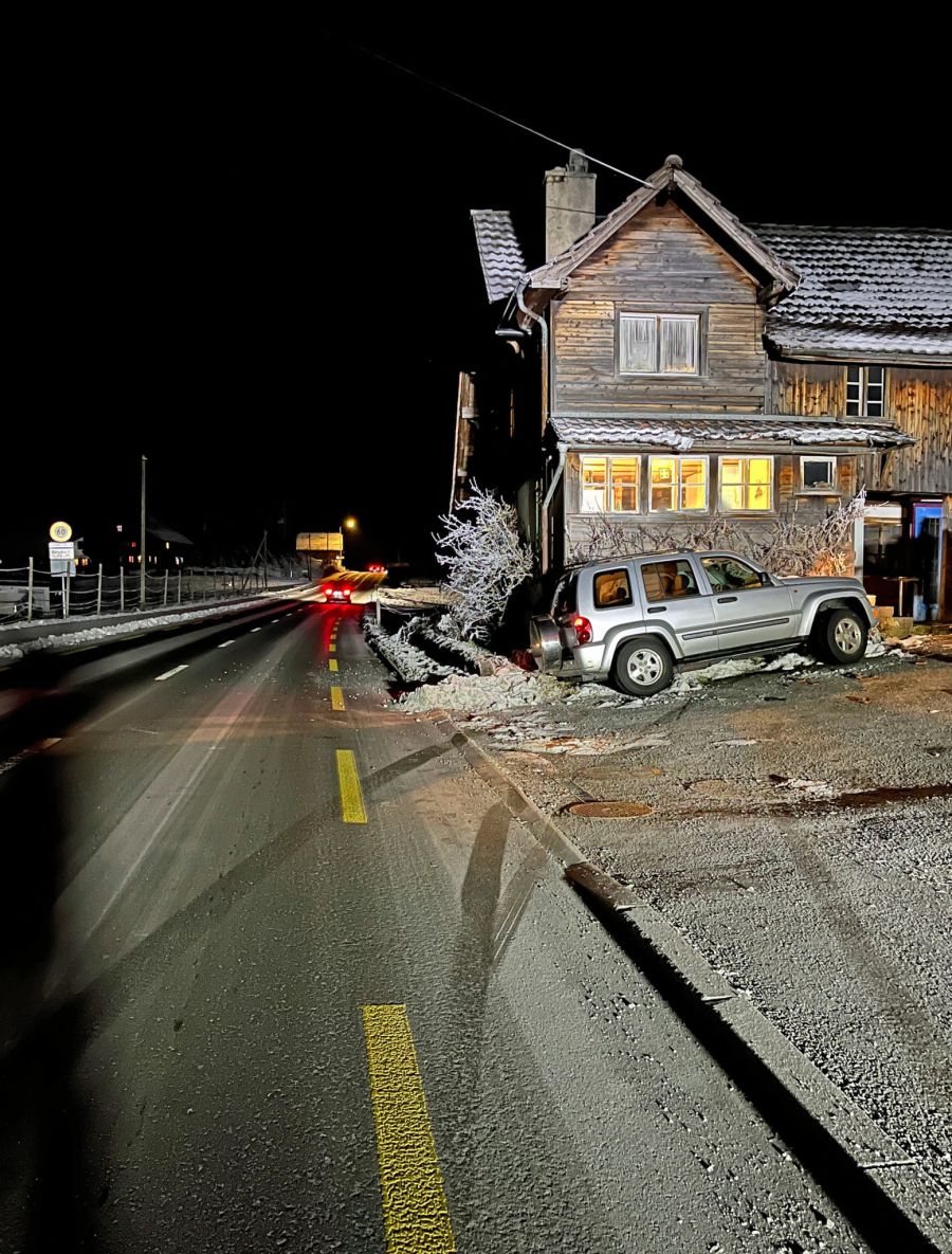 In Ebikon prallte ein Autofahrer in eine Hauswand.