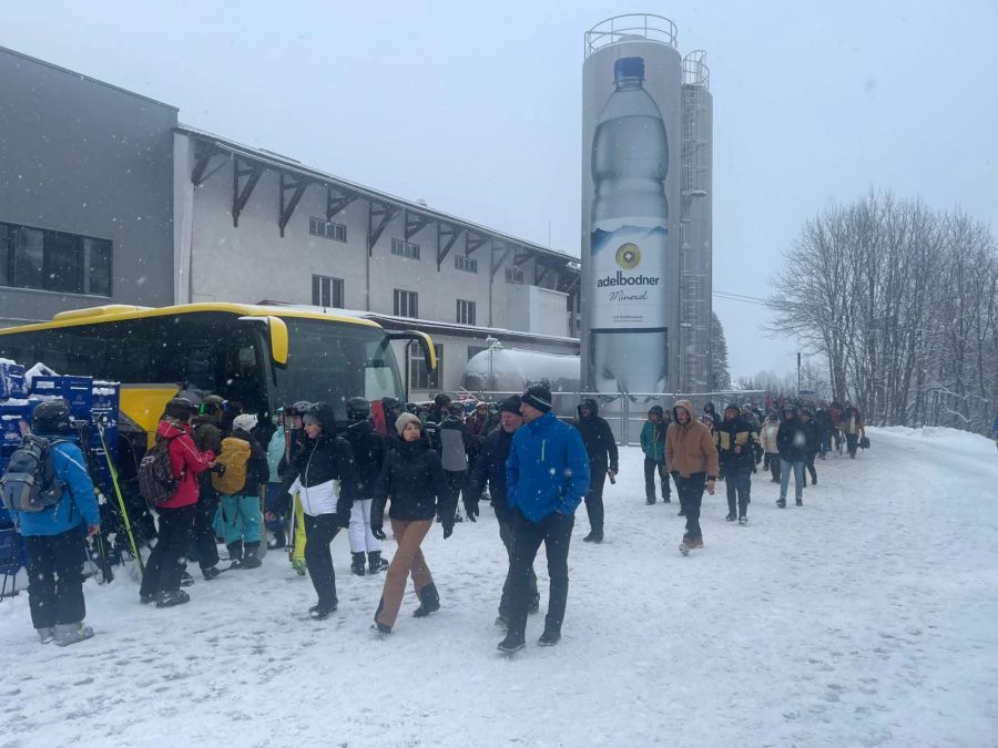 Die Fans kommen bei den Mineralquellen an.