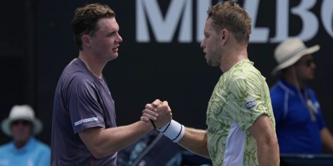 Dominic Stricker muss James Duckworth gratulieren. Dominic Stricker Australian Open