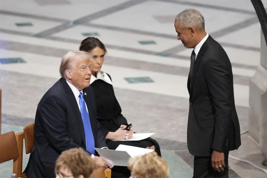 Lächeln sich zu: Donald Trump und Barack Obama.