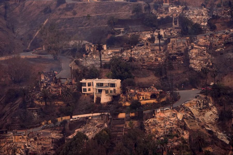 Die Verwüstung durch das Feuer ist aus der Luft im Stadtteil Pacific Palisades von Los Angeles zu sehen.