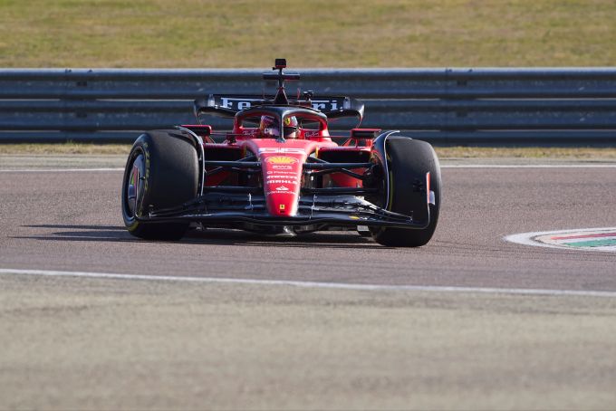 Carlos Sainz am Steuer des Ferrari SF-23 in Fiorano. Fährt Lewis Hamilton bei seiner Scuderia-Premiere das gleiche Auto? Ferrari SF-23 Fiorano