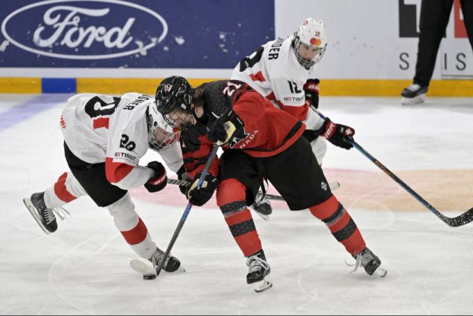 Matteo Wagner (links) kehrt zu den SCL Tigers zurück. SCL Tigers