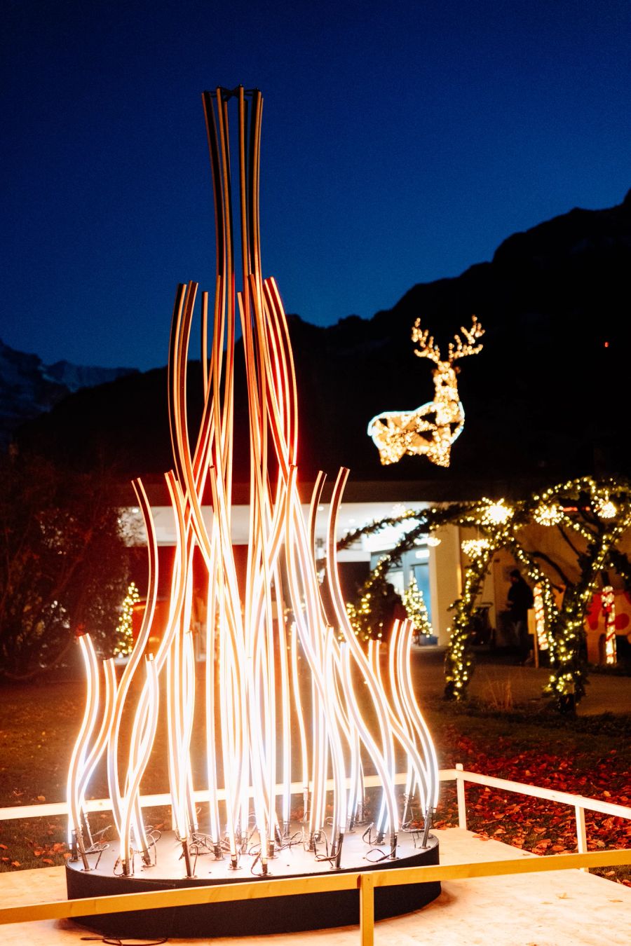 Mit zahlreichen Lichtern wird abends eine weihnachtliche Stimmung erzeugt.