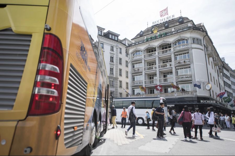 Ab März sollen Reisecars an einigen zentralen Plätzen in der Stadt Luzern fürs Parkieren und Abladen 100 Franken zahlen.