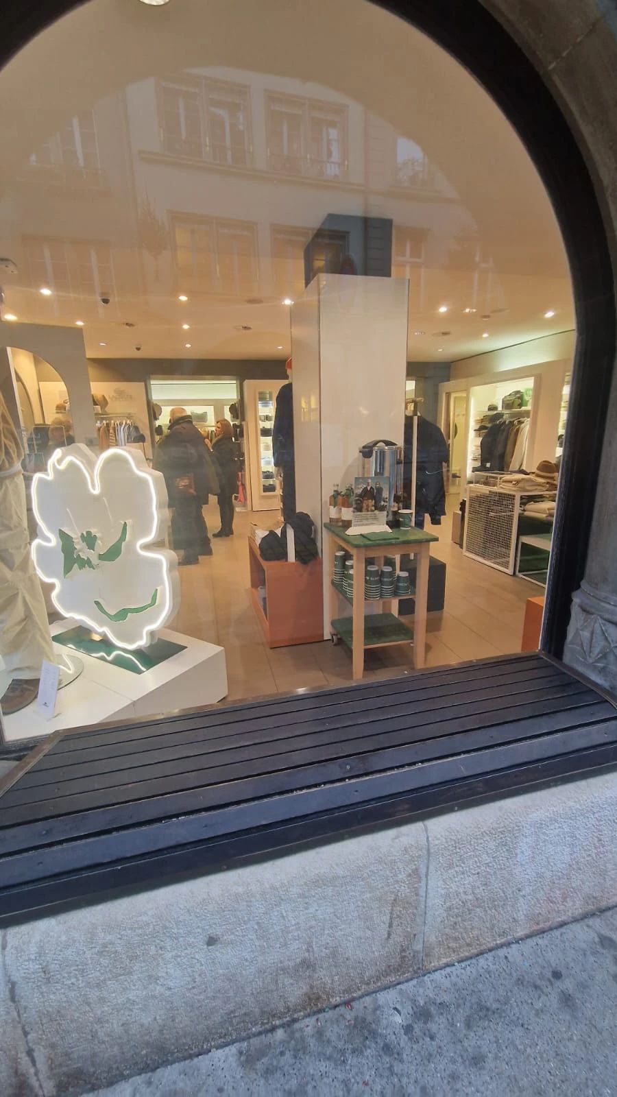 An diesem Schaufenster in Bern bleibt der eine oder andere Passant stehen.