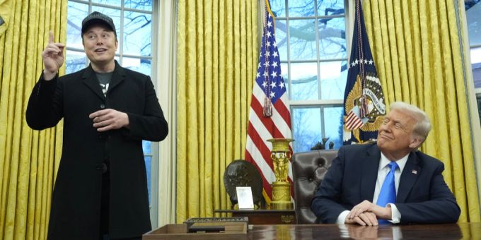 US-Präsident Donald Trump hört Elon Musk zu, im Oval Office im Weissen Haus, am 11. Februar 2025. Elon Musk Donald Trump