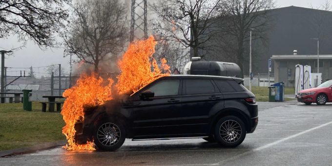 Fahrzeugbrand auf einem Rastplatz der A1 in Othmarsingen AG. Fahrzeugbrand