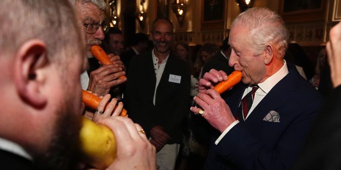 Die Instrumente sind aus Gemüse handgemacht. charles