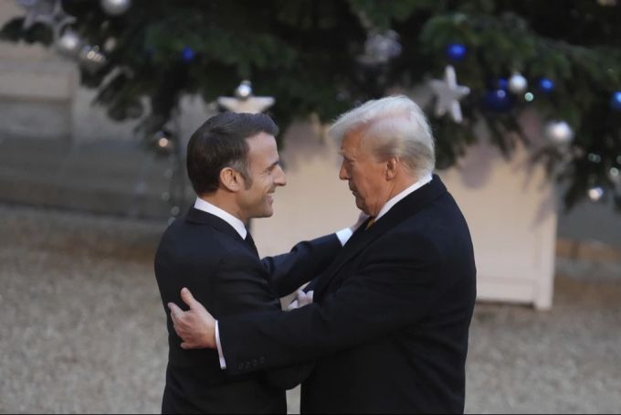 Emmanuel Macron und Donald Trump umarmen sich. trump macron