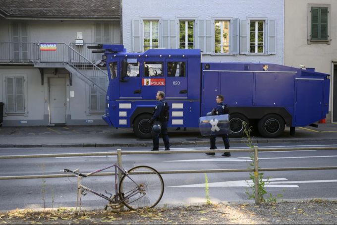 Der Wasserwerfer der Berner Polizei wirkt zwar imposant, ist aber sanierungsbedürtfig. (Archivbild) wasserwerfer bern