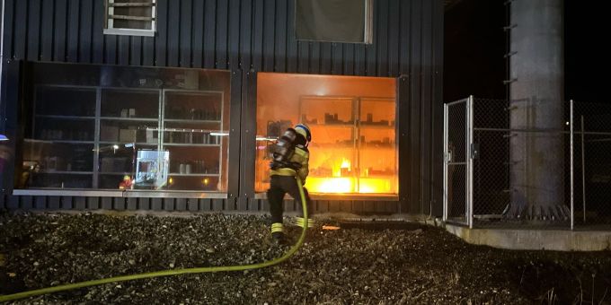 Die Feuerwehr beim Löschen eines Brandes in einer Autowerkstatt in Däniken. Feuerwehr