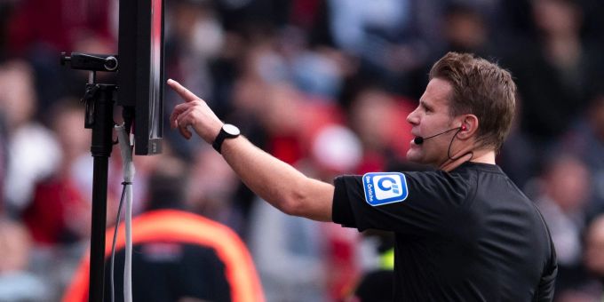 Felix Brych äussert sich zu den Durchsagen der Schiedsrichter im Stadion. brych