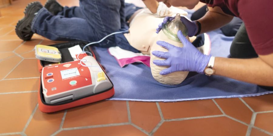 Defibrillator