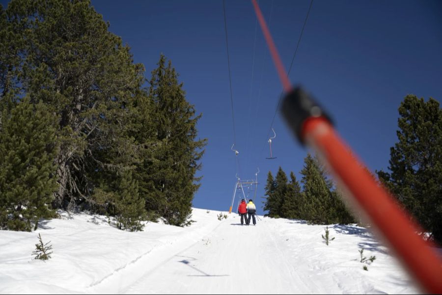 Ski-Abos werden an andere weitergegeben. Das ist verboten. Und gibt Bussen. Mindestens 200 Franken kassieren die Skigebiete ein. Beim Magic Pass wird es deutlich teurer...