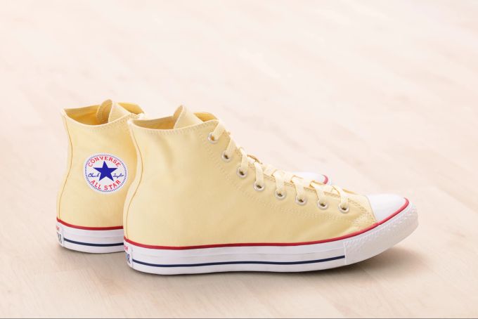 Die ersten Sneaker waren eine Mischung aus Alltags- und Sportschuh. Besonders beliebt war und ist die Marke Converse. Sneaker