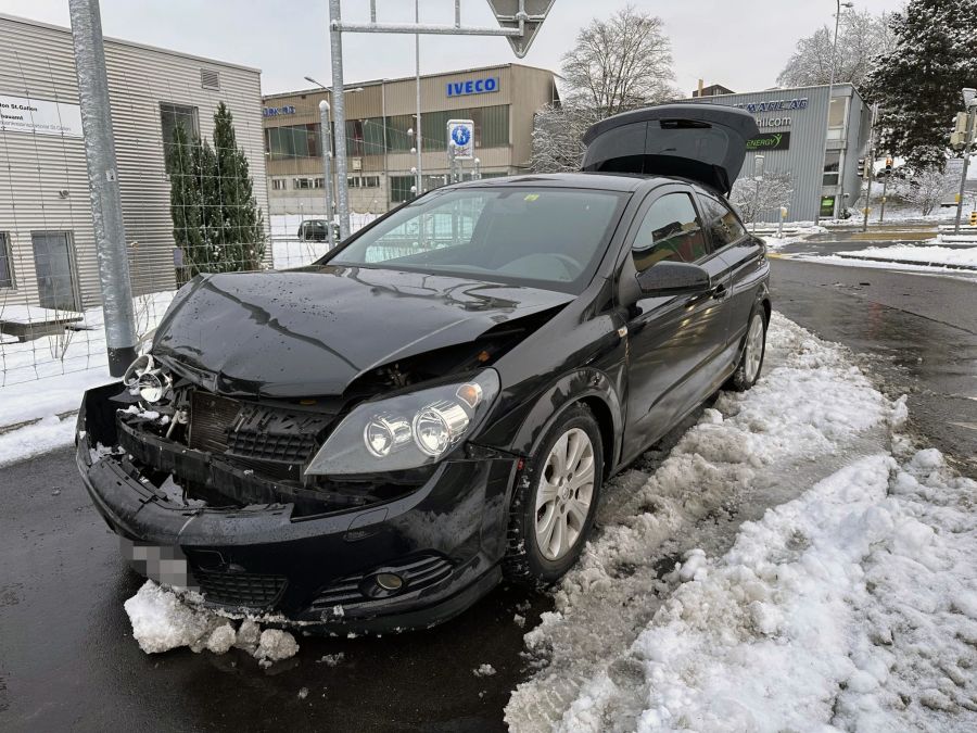 An einem Auto entstand ein Totalschaden.