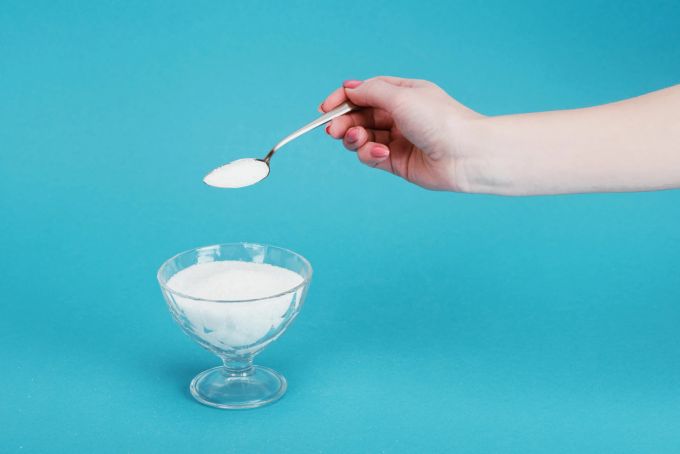 Zucker kann auch zu Karies führen, da er eine Nahrungsquelle für Mundbakterien ist, die Säure produzieren und den Zahnschmelz angreifen zucker im glas