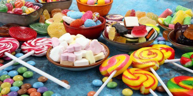Mal wieder Bonbons auf dem Teppich gelandet? Kein Problem. Mit den richtigen Mitteln lassen sie sich entfernen. verschiedene süssigkeiten