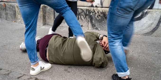 Statt auf ein Mädchen traf der 16-Jährige auf drei Gewalttäter. (Symbolbild) Gewalt Tritte Jugendlicher Elsau
