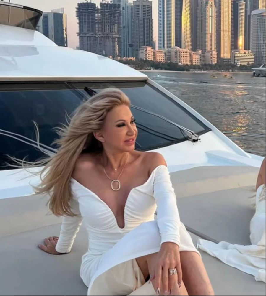 Carmen Geiss auf einem Boot vor Dubais Wolkenkratzern.