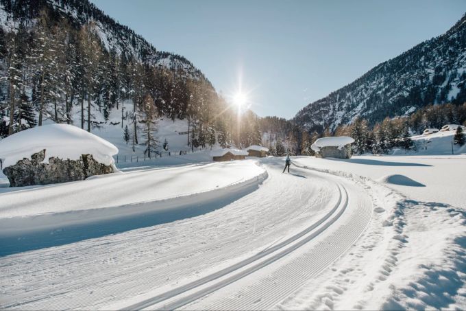 Ausdauersport im Nationalpark Stilfserjoch. Loipe im Martelltal. Loipe Schnee Wald Berge