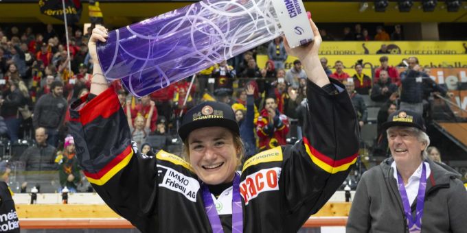 Die Frauen des SC Bern stemmen den Meisterkübel. SC Bern