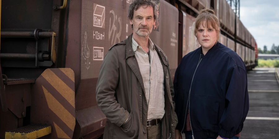 Peter Faber (Jörg Hartmann) und Rosa Herzog (Stefanie Reinsperger) haben einen tödlichen Autounfall im «Tatort: Abstellgleis» aufzuklären.