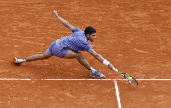 Währen sein Gegner Müdigkeitserscheinungen hat, stimmt die Athletik bei Carlos Alcaraz. Carlos Alcaraz