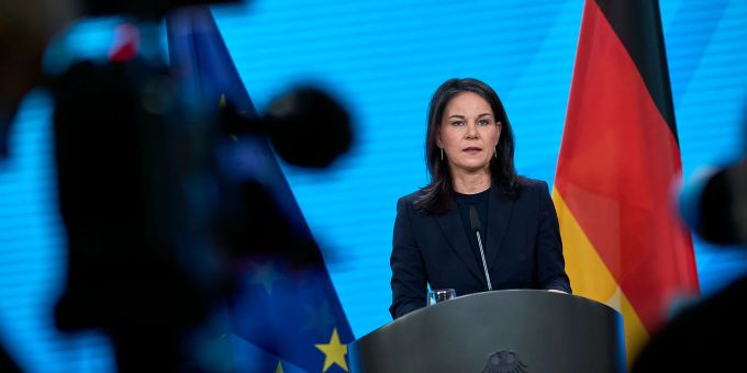 Man könne nicht bis zur Bildung einer neuen Bundesregierung warten, sagte Baerbock. Man könne nicht bis zur Bildung einer neuen Bundesregierung warten, sagte Baerbock.