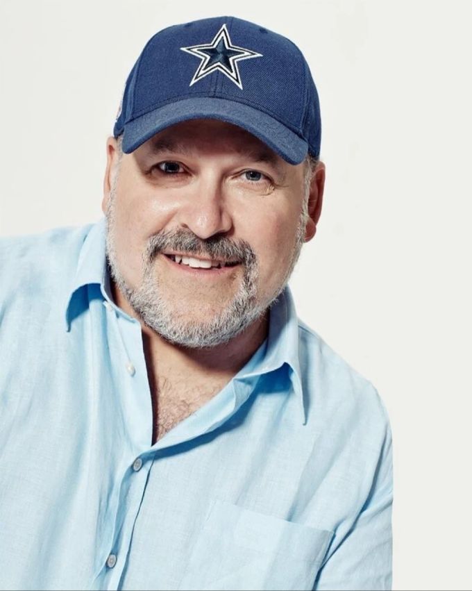 Frank Wildhorn ist für die Musik zuständig. Mann Porträtfoto weiss Schirmmütze