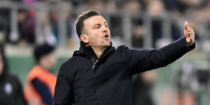 Enrico Maassen vom FC St.Gallen gestikuliert an der Seitenlinie. FC St.Gallen