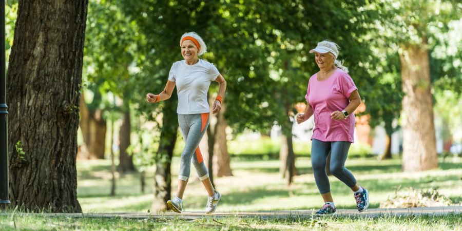 zwei Frauen joggen im Wald