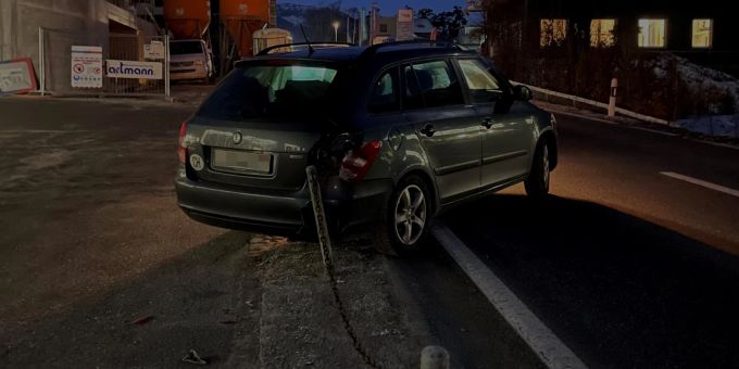 Auto rollt in Trimmis auf Hauptstrasse. Unfall Trimmis