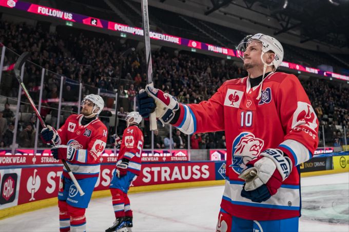 Sven Andrighetto trägt seinen Teil zum Halbfinal-Einzug der ZSC Lions bei. ZSC Lions Sven Andrighetto