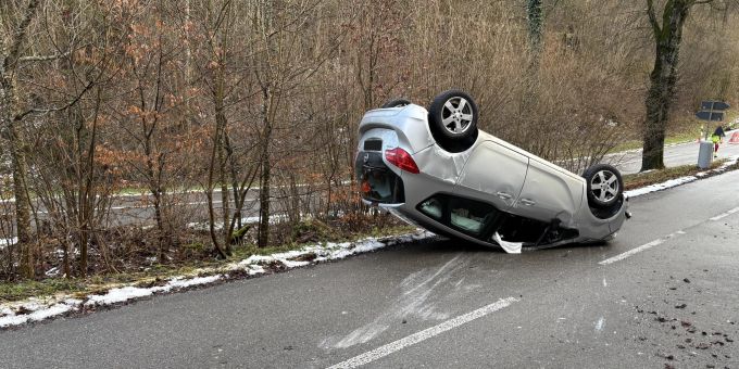 Stetten/Lohn SH: Zwei Alleinunfälle wegen Glatteis. Unfall SH