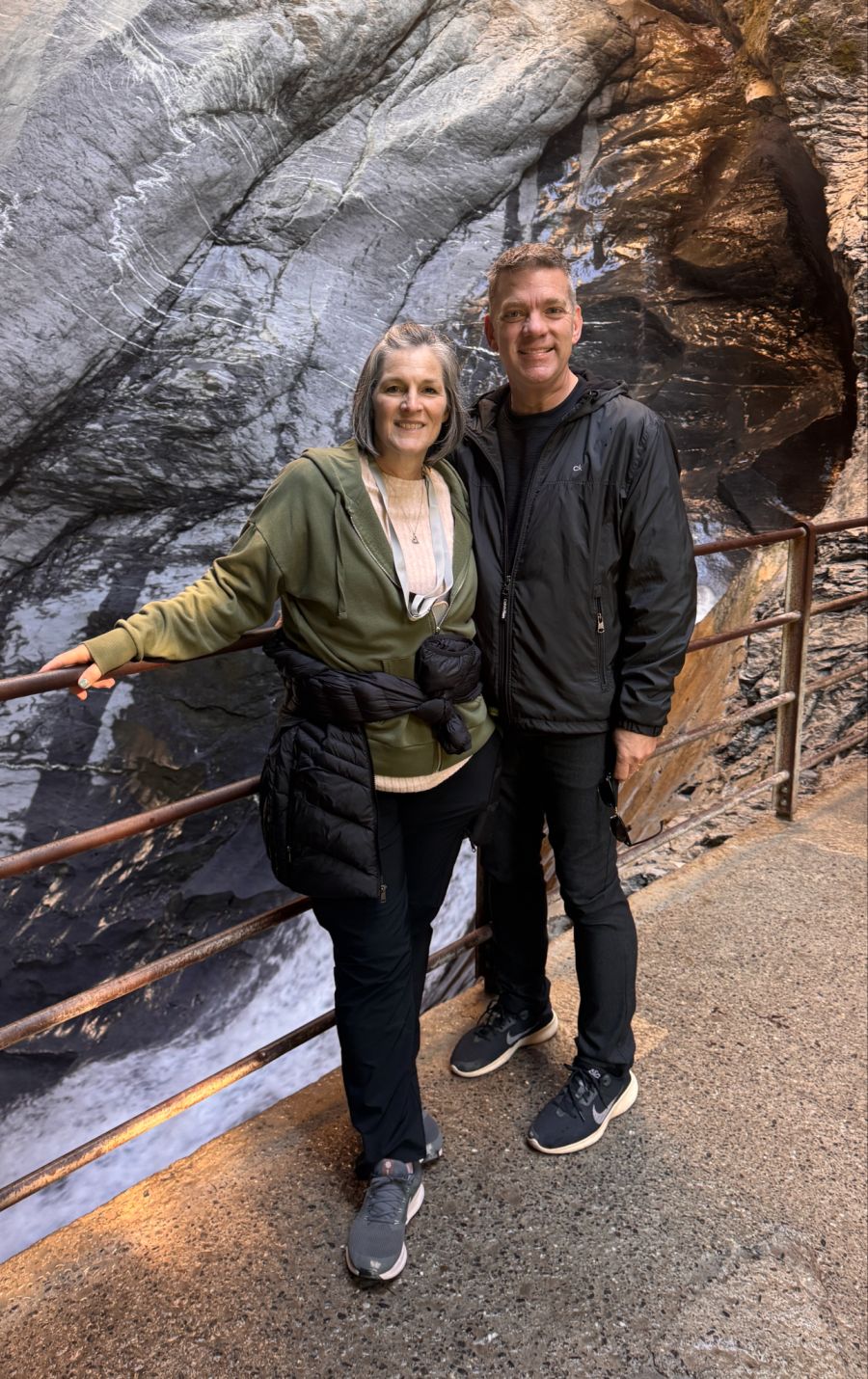 Trotz allem hat den beiden ihre Reise in die Schweiz sehr gut gefallen – sie wollen bald zurückkehren. Hier sind sie bei den Trümmelbachfällen bei Lauterbrunnen BE.