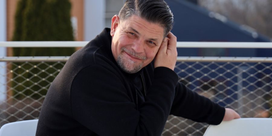 Gleich geht es mit einem Streitgespräch im Square der Universität St. Gallen weiter, aber bis dahin geniesst Tim Mälzer die Abendsonne auf einer der Uni-Terrassen.