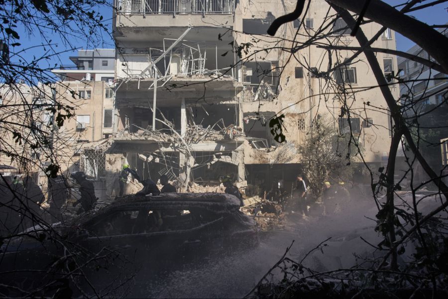Derweil gehen die Luftangriffe weiter: Eine iranische Rakete zerstörte am Dienstag ein Wohnhaus in Tel Aviv.