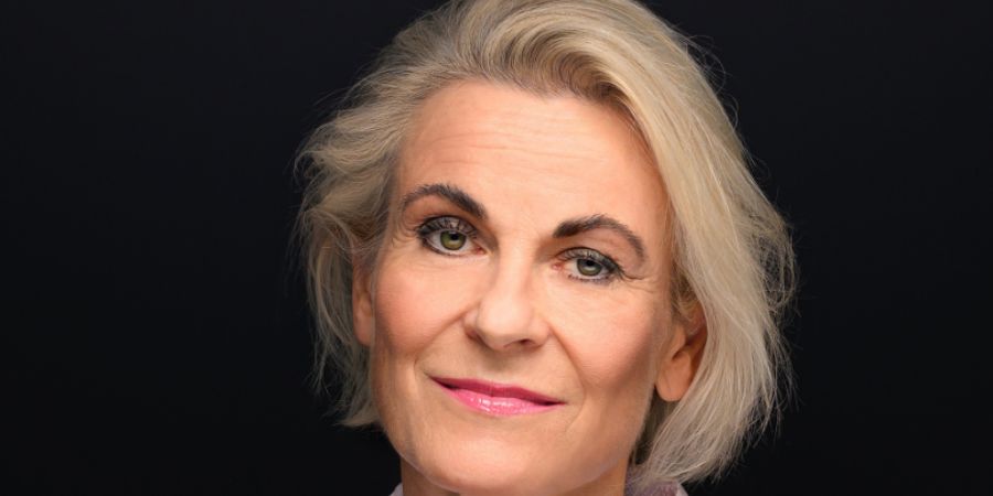 Die Autorin Dina Casparis kommt ursprünglich aus dem Bündnerland. Für ihren jüngsten Krimi «Die dunkle Seite der Schokolade» steht die Geschichte der Schokoladenfabrik Chocolat Gris...