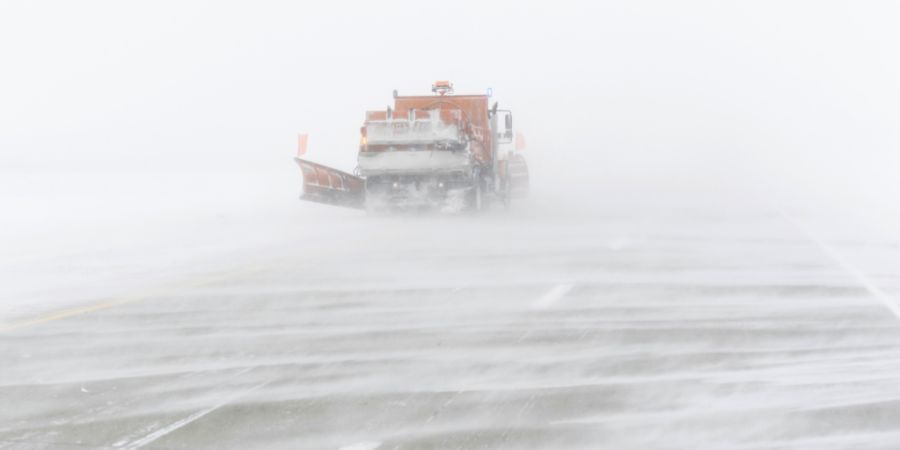 Ab Sonntag ging nichts mehr im Luftverkehr über der US-amerikanischen Ostküste: Flugpisten vereist, Sicht gegen Null wegen der starken Schneestürme - oder Blizzards wie sie dort heis...