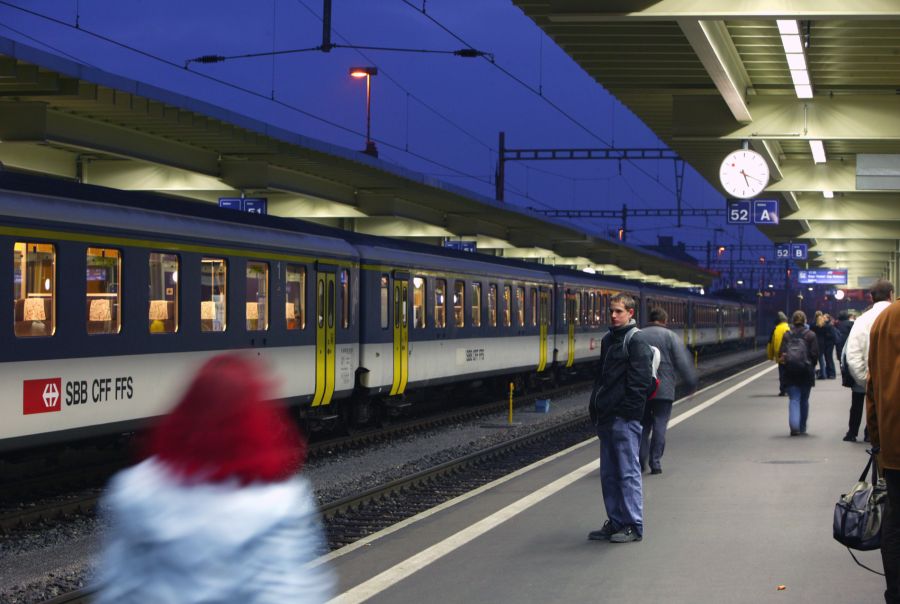 Zudem solle man seitwärts zum Gleis stehen.